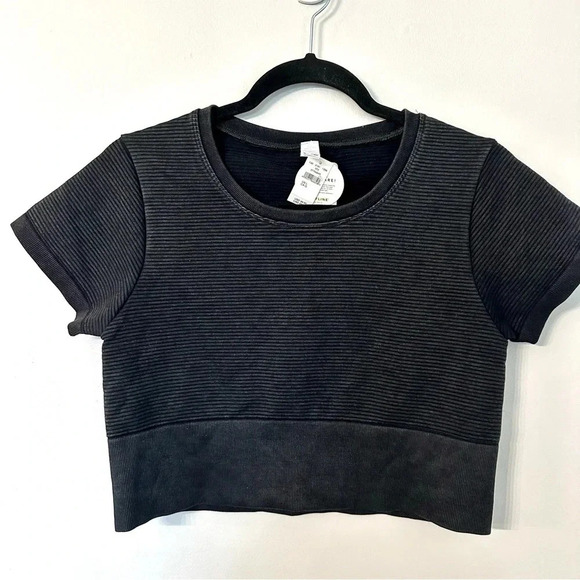 Offline by Aerie Women's Black Textured Short Sleeve Cropped Top Size L NWT - Picture 2 of 7
